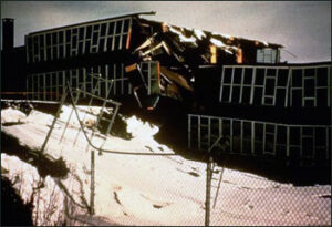 Разрушенное землятрясением 1964 года здание школы в Анкоридже, Аляска