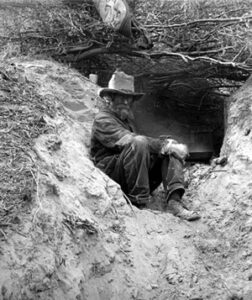 Старатель и его шахта в пустыне Аризоны, 1912 год