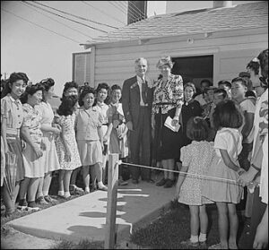 Элеонора Рузвельт в лагере для интернированных японцев в Аризоне